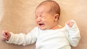 Dlaczego niemowlę budzi się w nocy? 7 przyczyn i jak sobie z nimi radzić