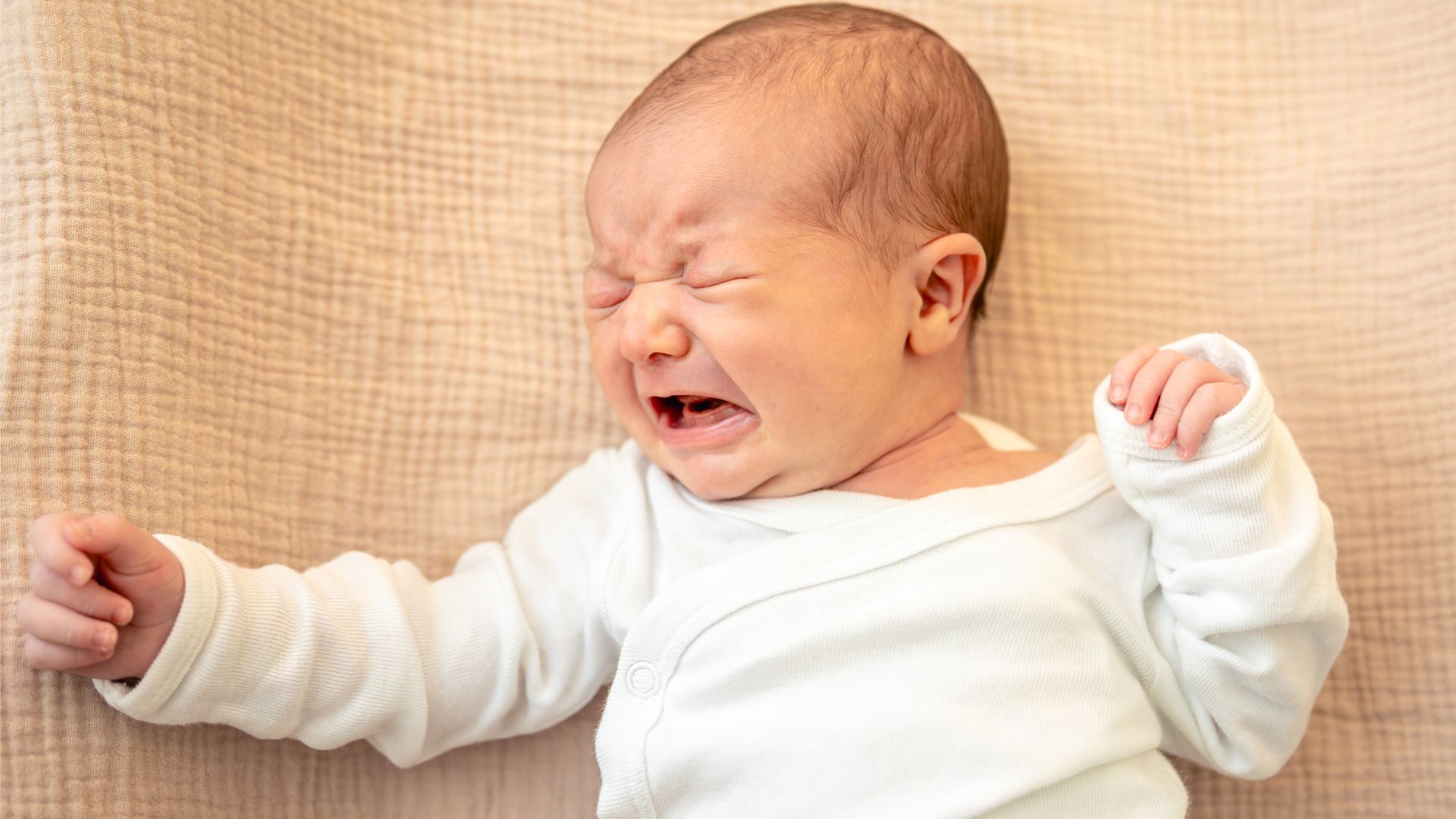 Dlaczego niemowlę budzi się w nocy? 7 przyczyn i jak sobie z nimi radzić