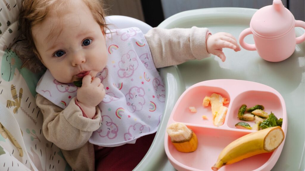 Tabela rozszerzania diety niemowlaka – co podawać miesiąc po miesiącu
